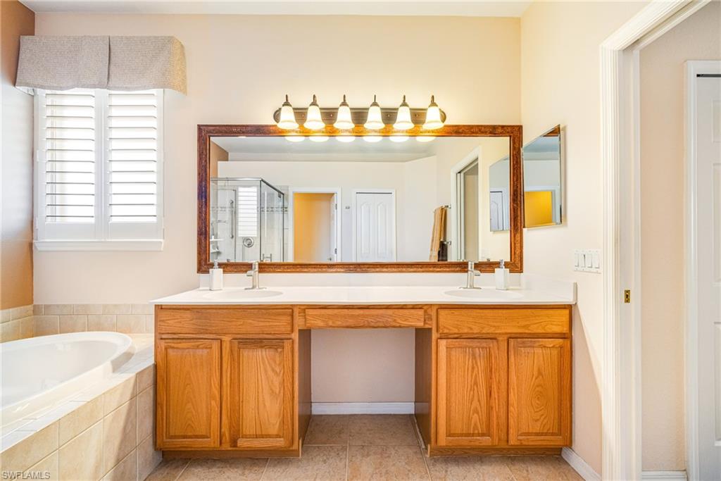 Bath/vanity area