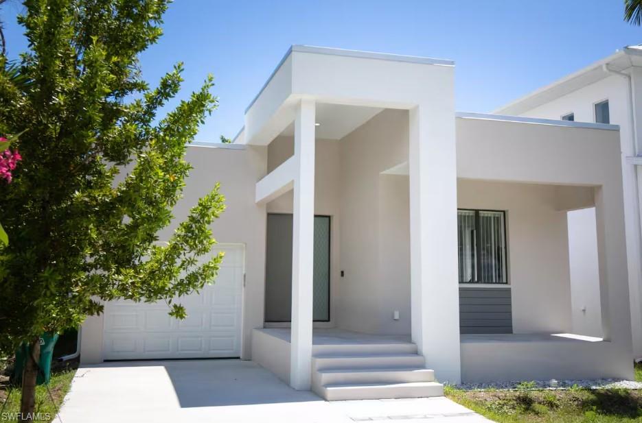 Outdoor, front yard, the view of the house