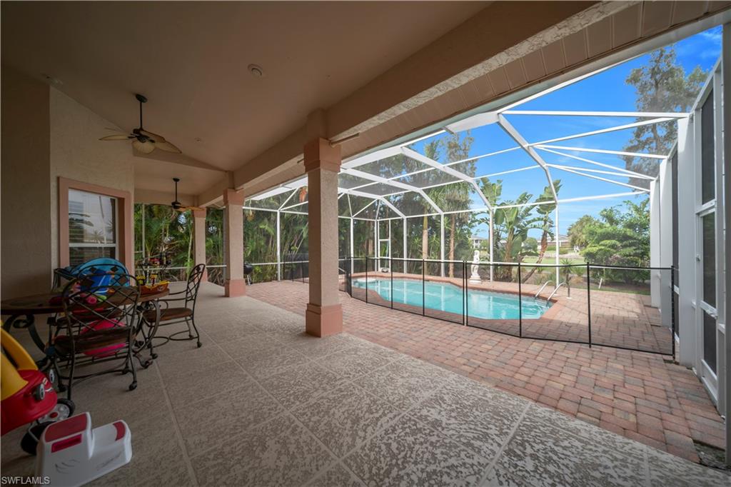 Large covered/screened lania with ceiling 2 fans