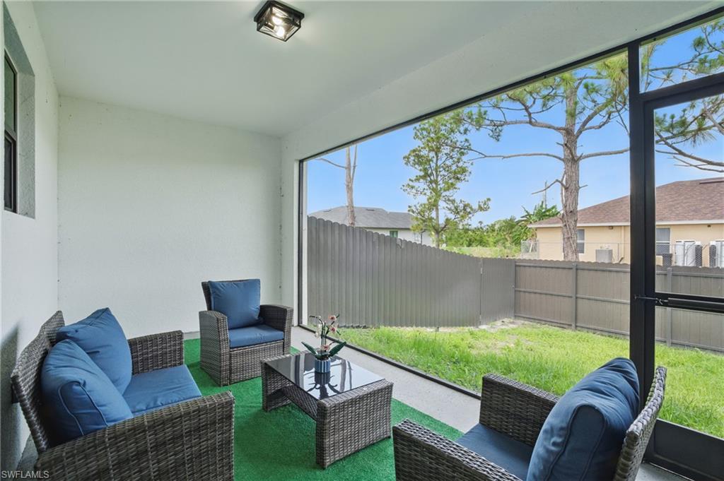 Sunroom / solarium featuring an outdoor hangout area