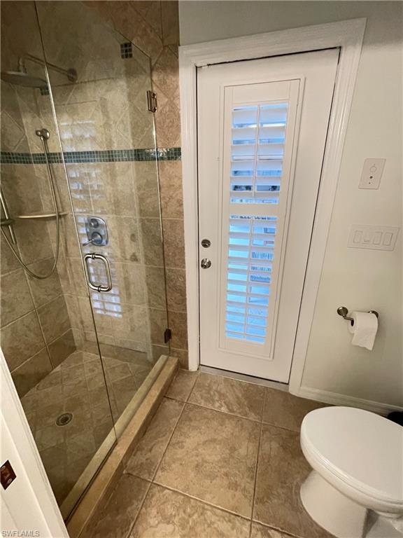 MASTER ENSUITE / DOOR TO POOL