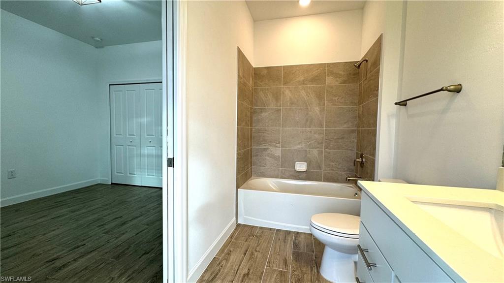 En suite down stairs bath and pool bath
