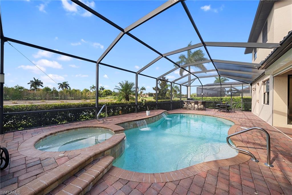 Pool with Spa and Bar