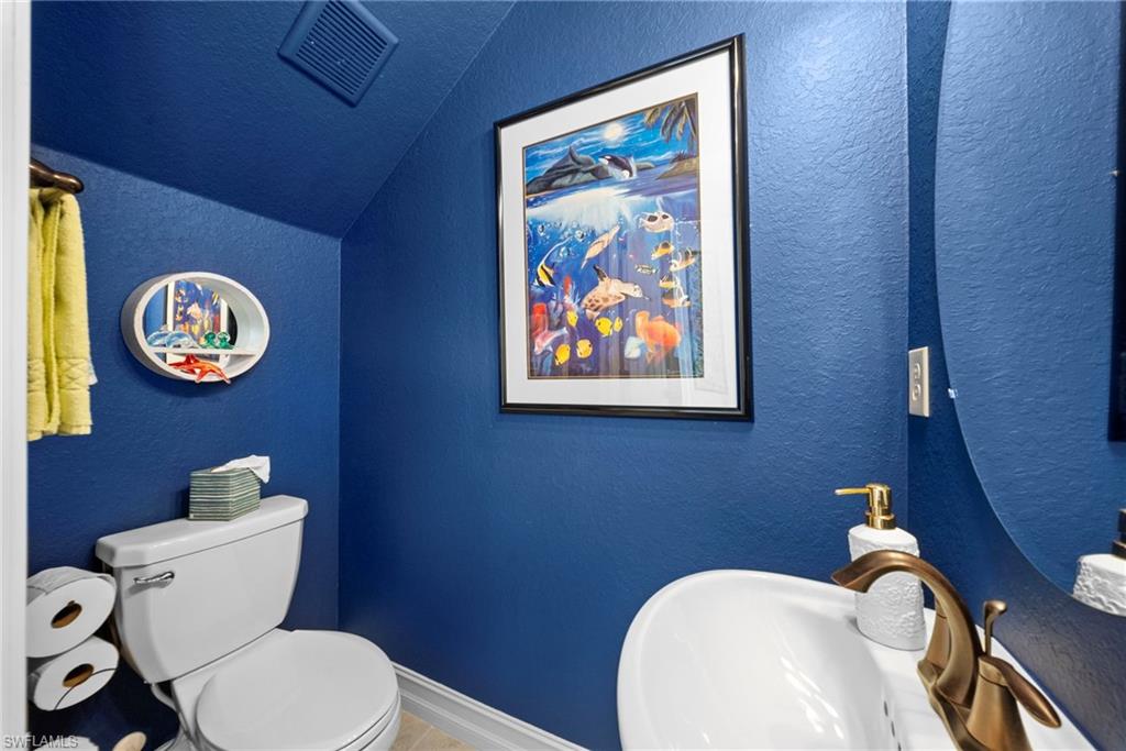 Lanai bath / Powder Room