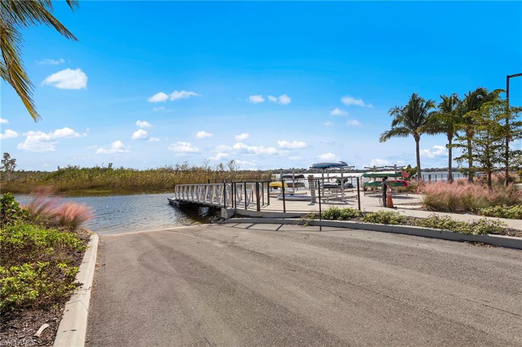 Paved boat ramp providing direct water access to Esplanada Como Lake. Launch your boat here.