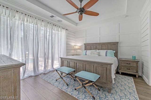 Recessed tray ceiling with a ceiling fan