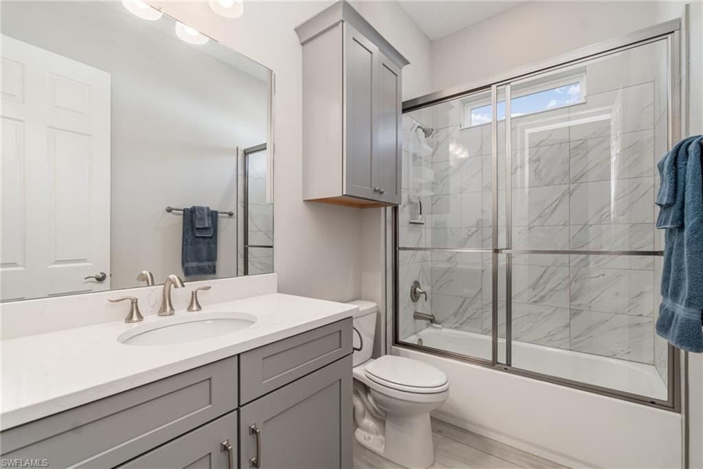 Guest ensuite.