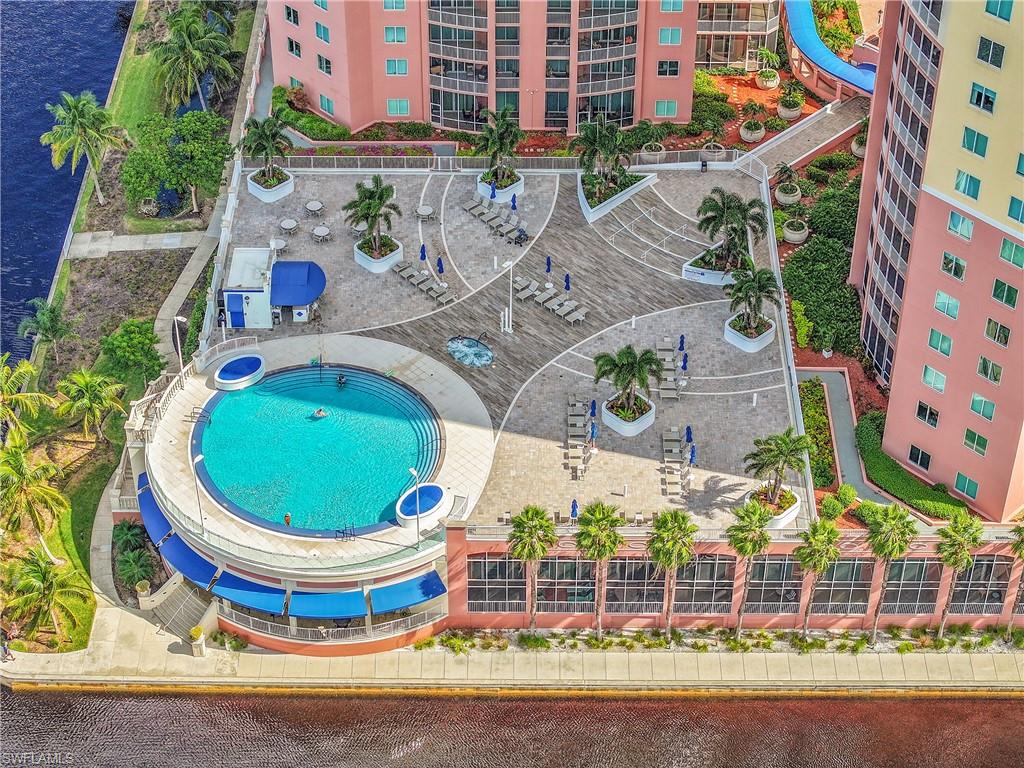 Bird's eye view of a pool and apartment complex / building