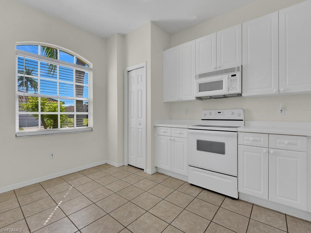 Dining Area & Breakfast Bar