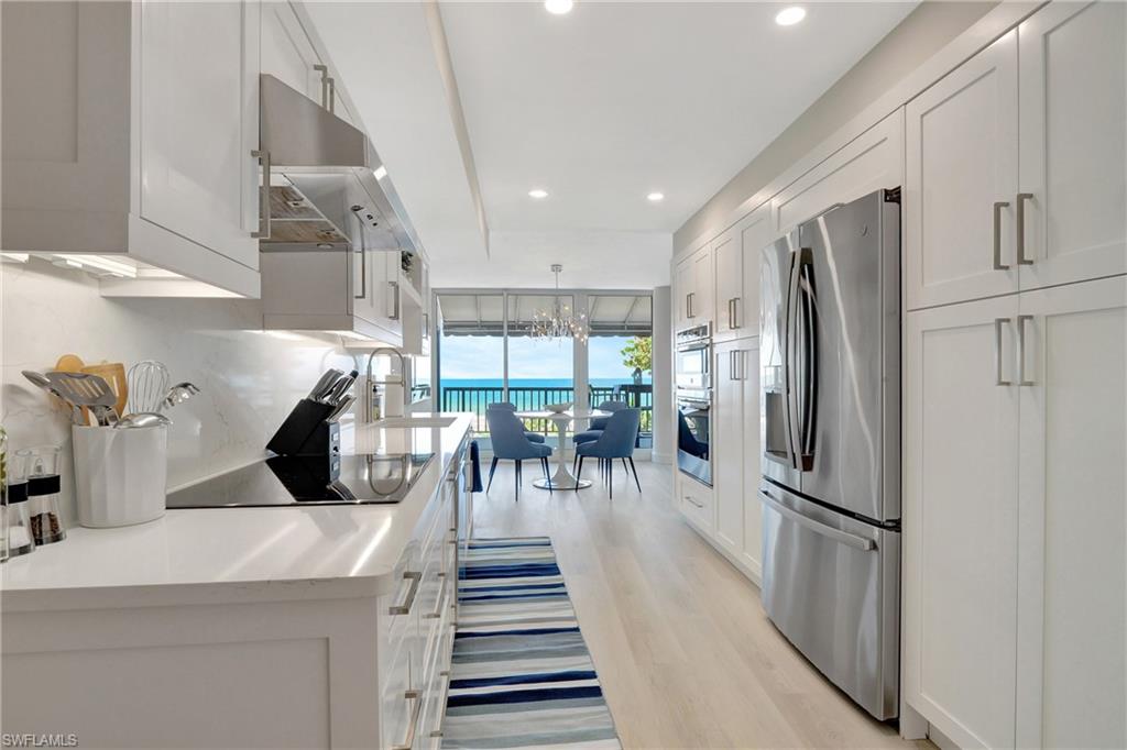 Kitchen, Dining area with direct Gulf view