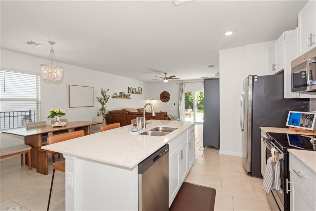 Kitchen Features a large Island