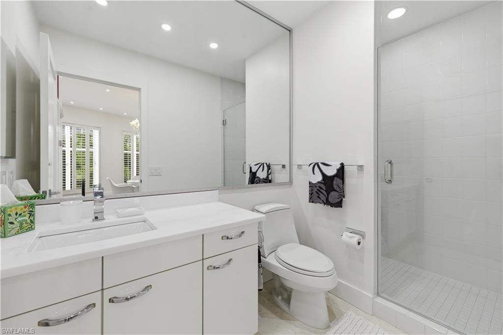8665 Bay Colony DR 2001 photo 37