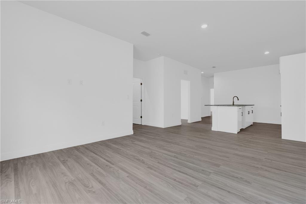 1054 Ainsworth ST E photo 13