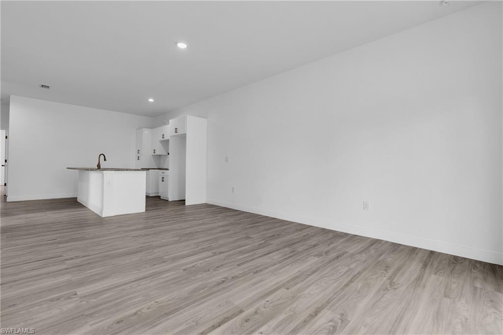 1054 Ainsworth ST E photo 19