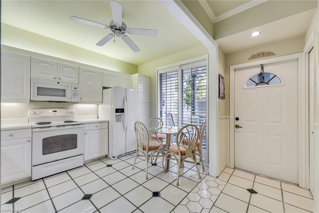Spacious kitchen and braakfast area