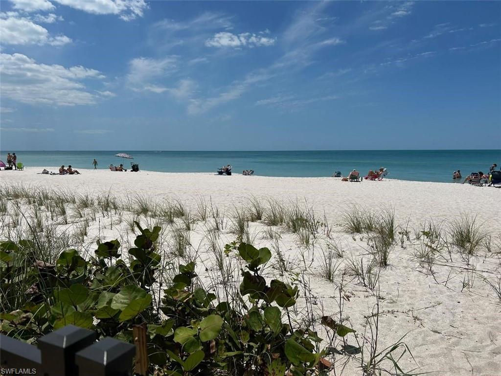 RIGHT ON THE BEACH !