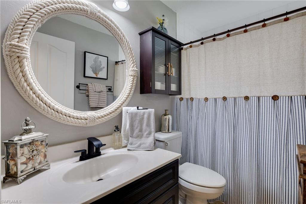 Center hall/guest bathroom with tiled tub area.