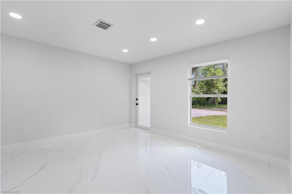 1055 Asther ST E photo 8