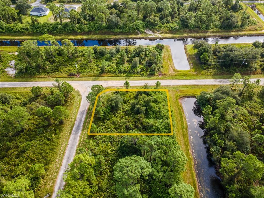 View of property location featuring a large body of water and property parcel outlined