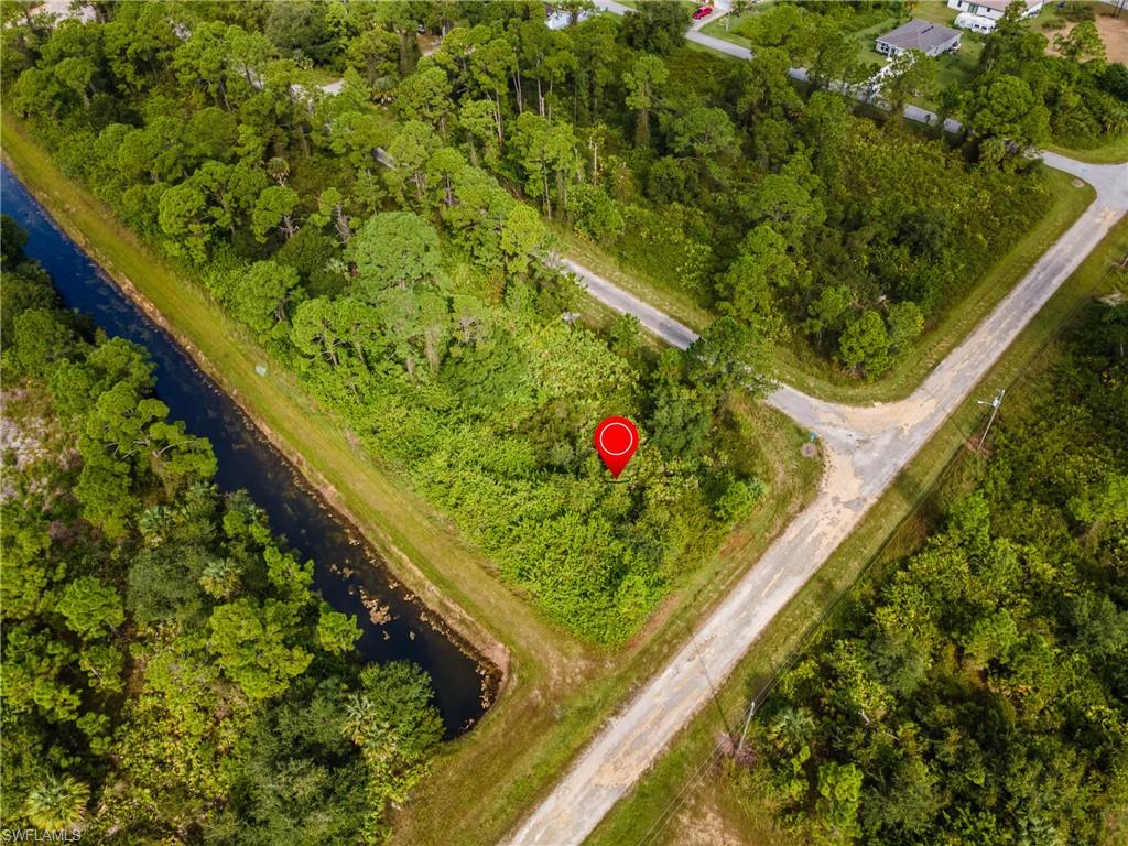 Aerial view of property's location featuring a large body of water