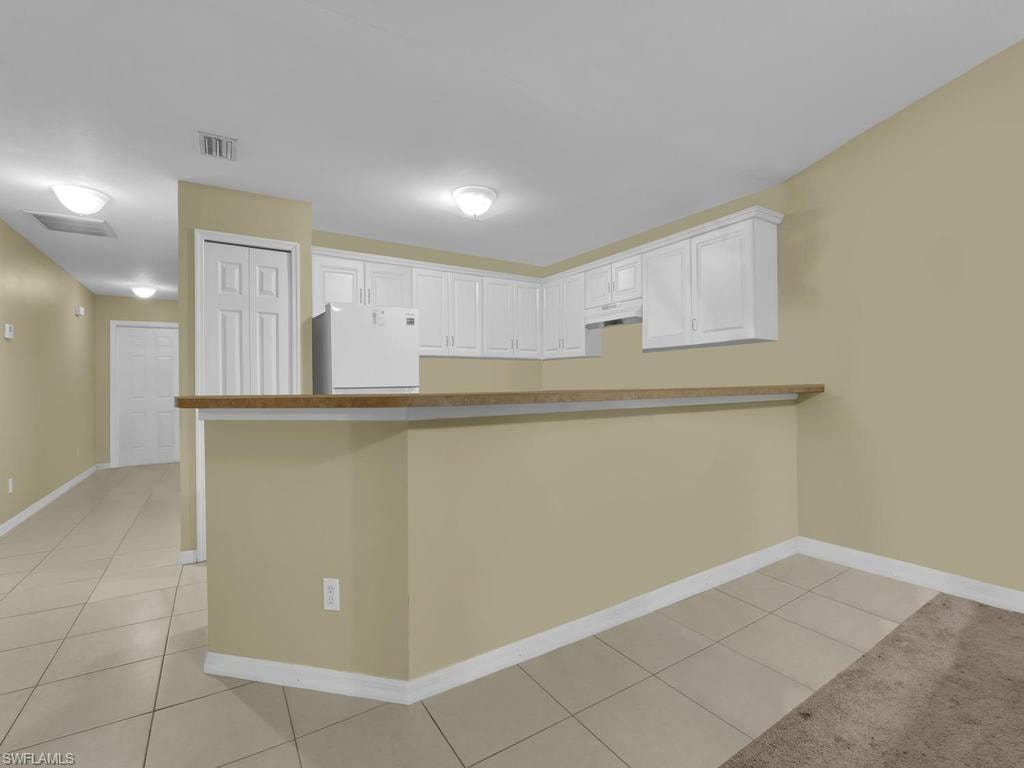Kitchen w/ Breakfast Bar