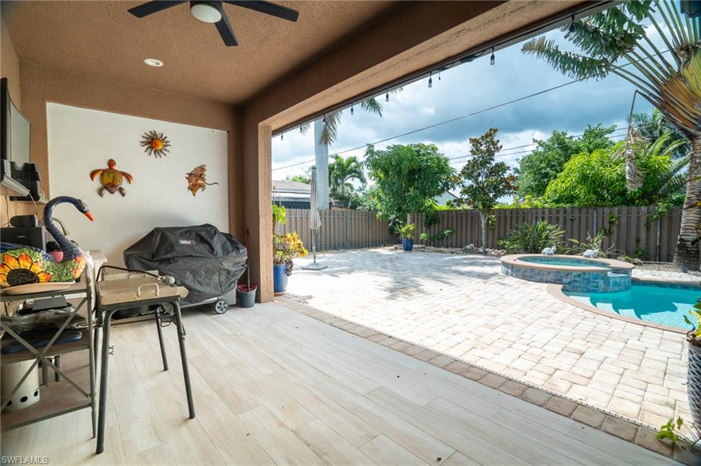 Covered patio featuring wood-finish flooring, a ceiling fan, and recessed lighting