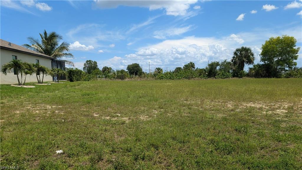 Expansive undeveloped lot featuring a level, grassy terrain