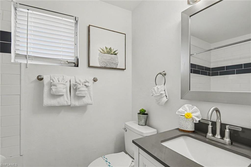 Full bathroom en-suite to Primary Bedroom