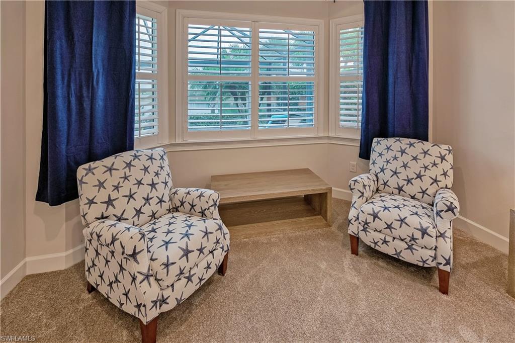 Sitting room with carpet