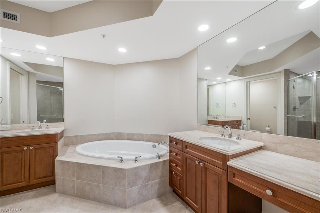 Jetted soaking tub & dual sinks