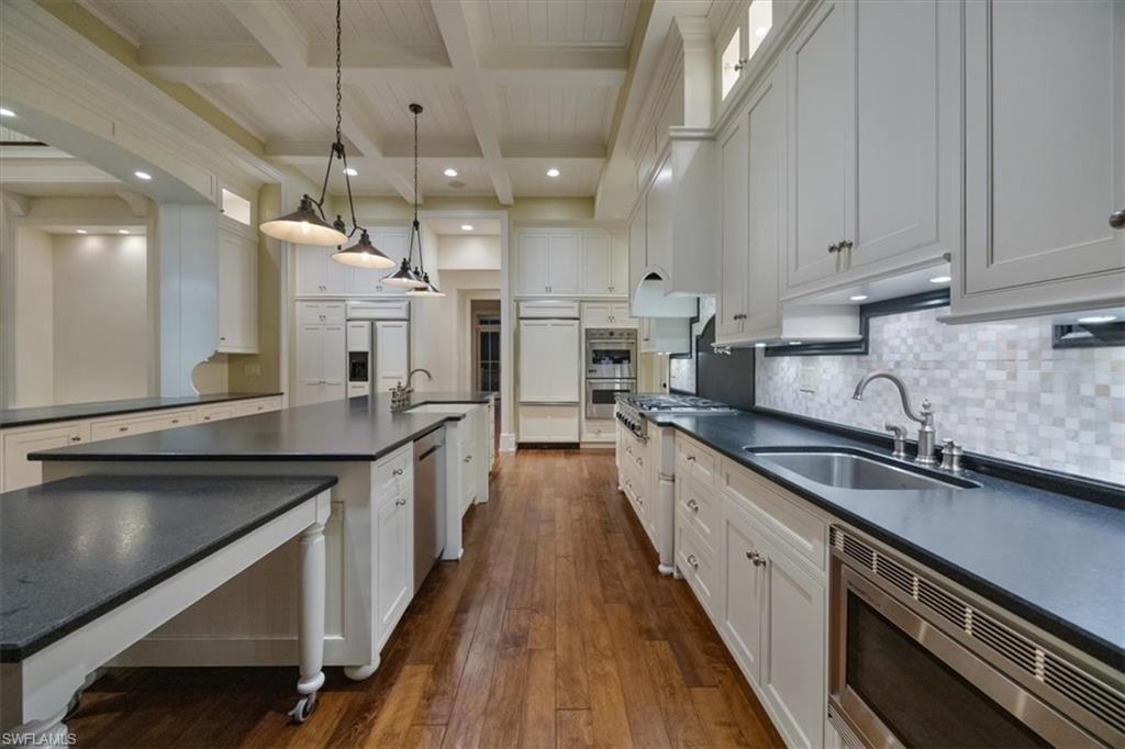State-of-the-art kitchen with Viking appliances