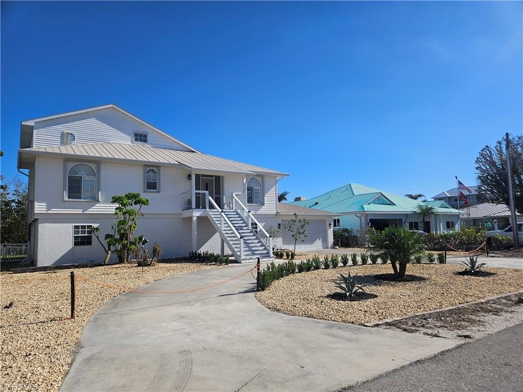 dual access semicircular driveway