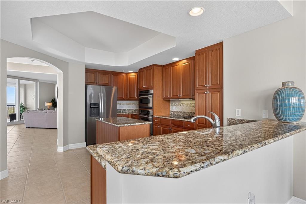 Kitchen_wBRKFST_bar