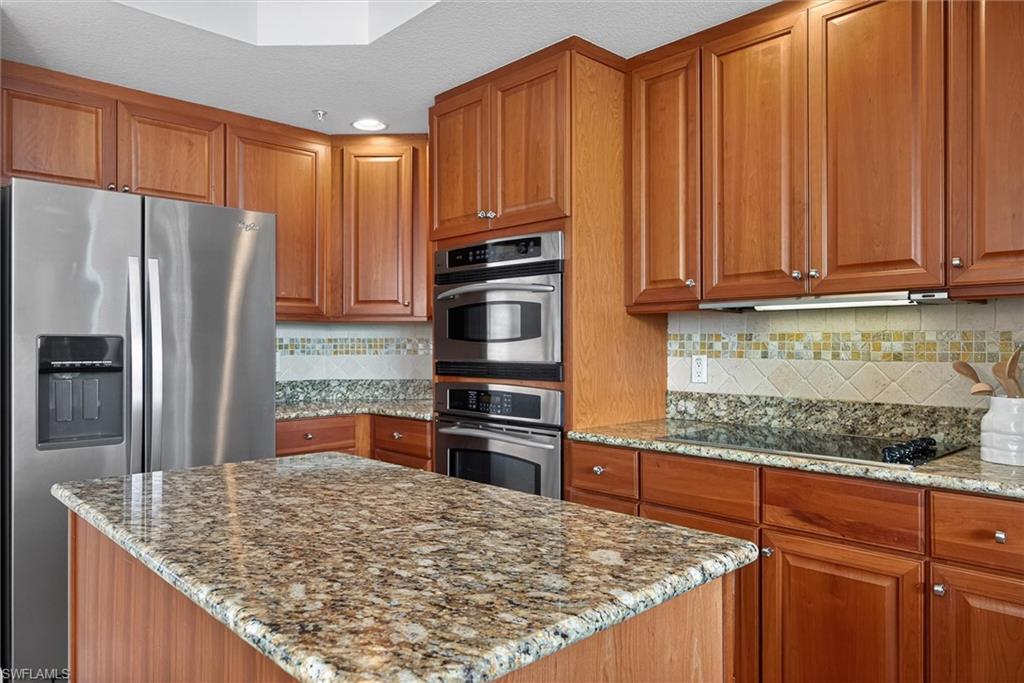 KIT wwood cabinets SS appliances
