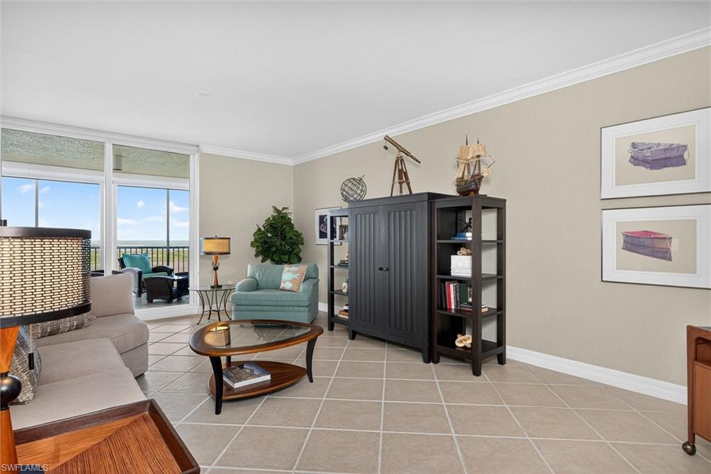 Great rm w crown molding