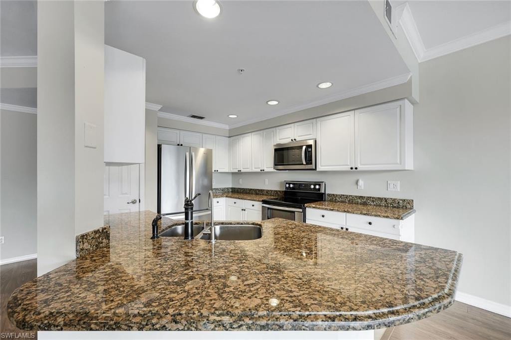 Stainless Steel Appliances & Granite Countertops