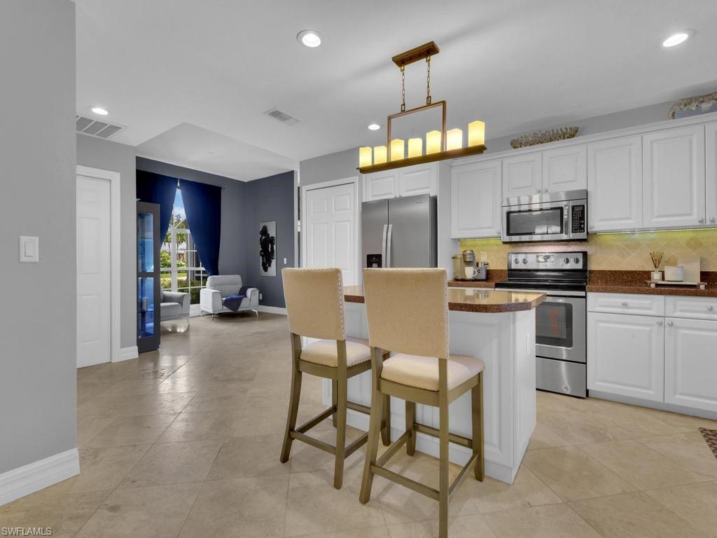 Kitchen w/ Island