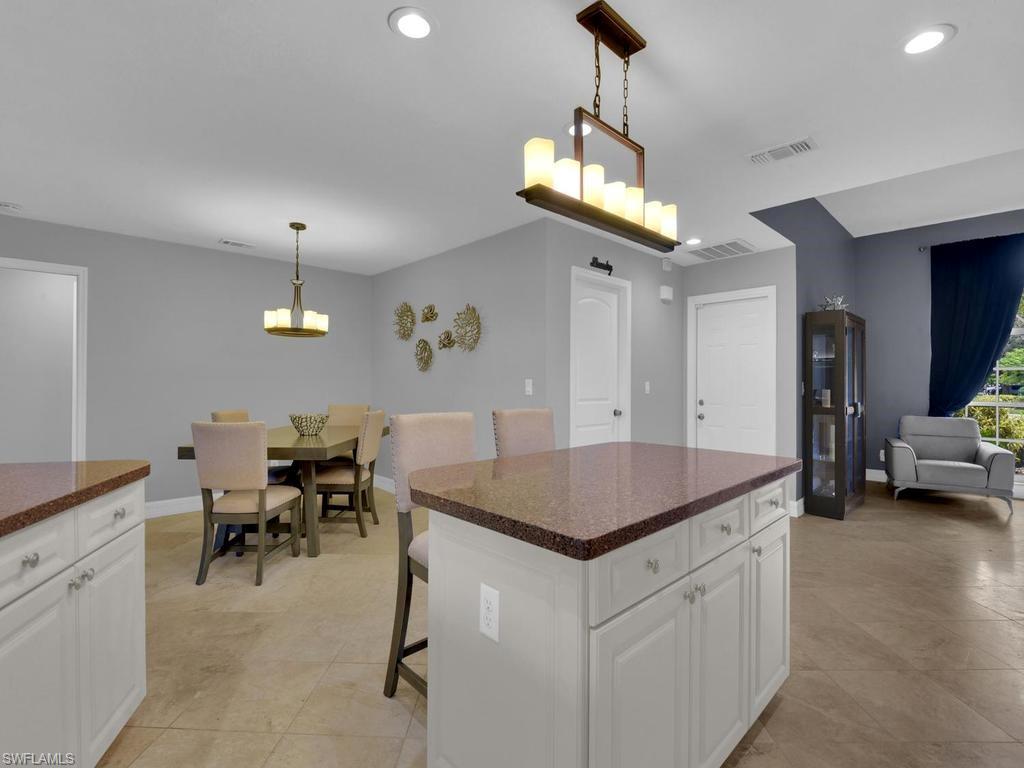 Island w/ Breakfast Bar