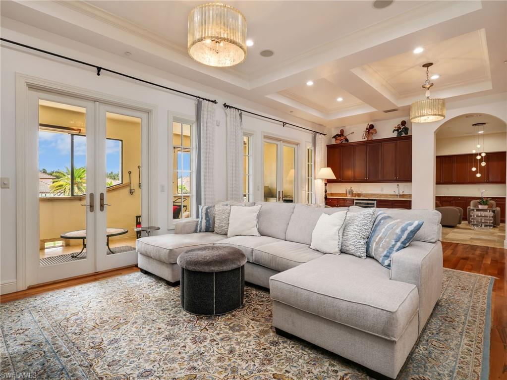 Sitting room w/ wet bar for entertaining