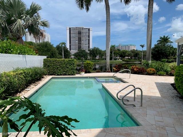 LARGE POOL AND HOTUB