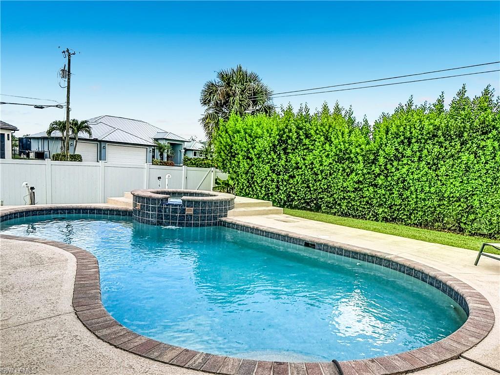 Integrated swimming pool and spa with brick coping