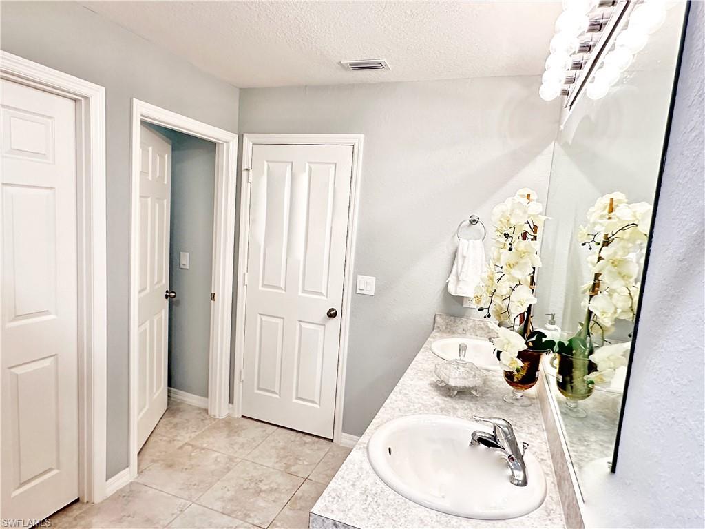 Double Vanity & Toilet Room, Walk in closet