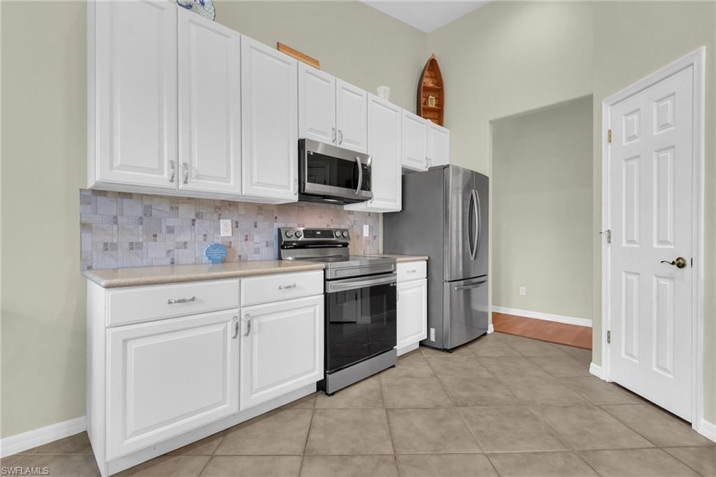 Kitchen w/ Pantry
