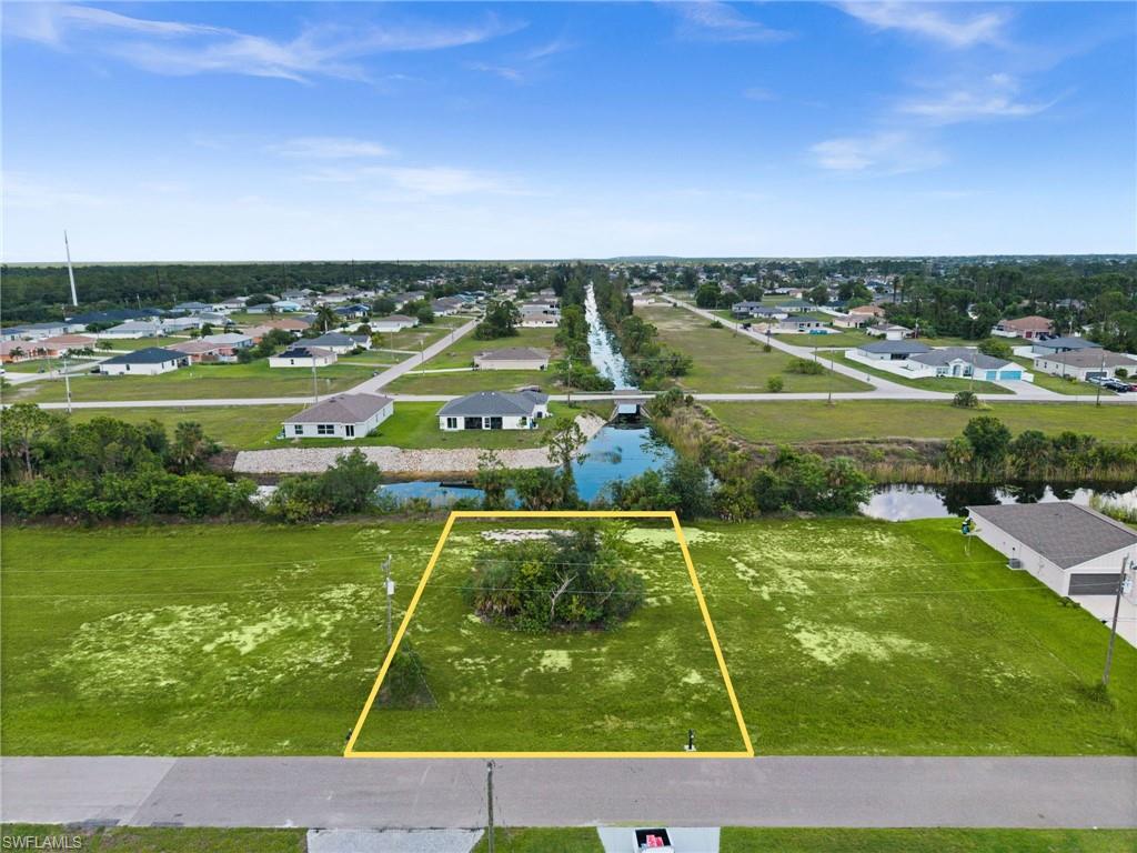 Intersecting canal views at 907 NE 32nd Ter