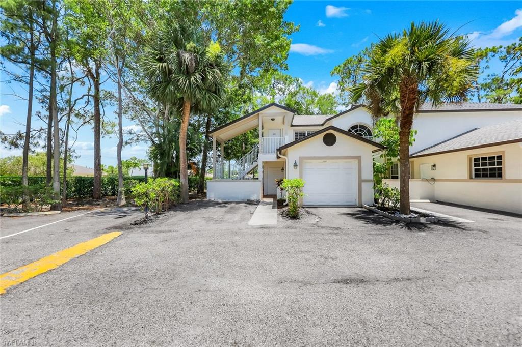 End unit with detached one car garage