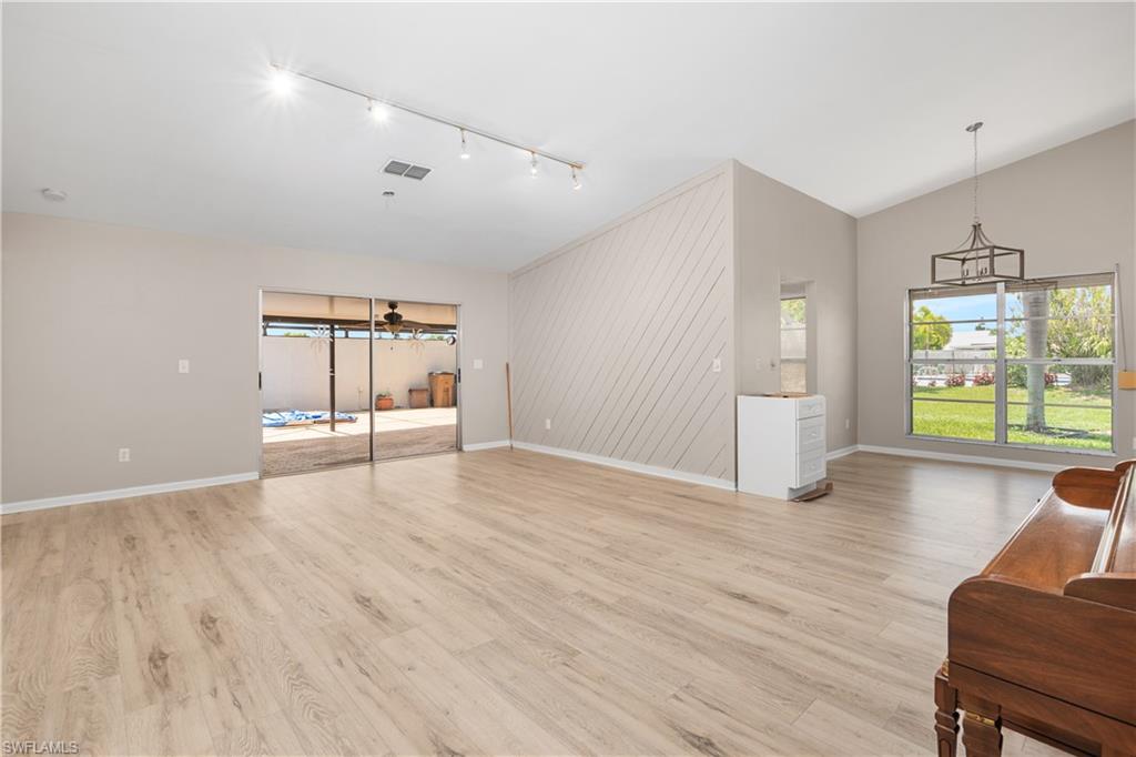9749 Maplecrest CIR photo 9
