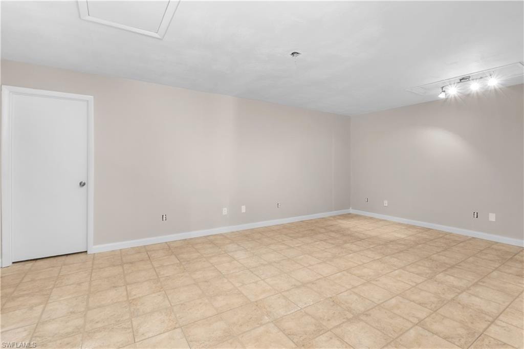 9749 Maplecrest CIR photo 11