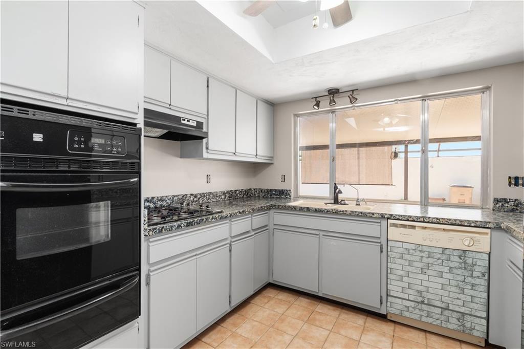 9749 Maplecrest CIR photo 8