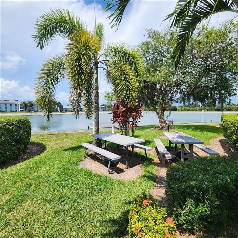 Pic-Nic Area On Lake By Condo