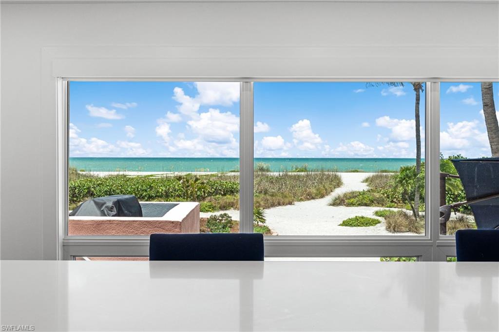 A seamless connection between the home, lanai, and beach.